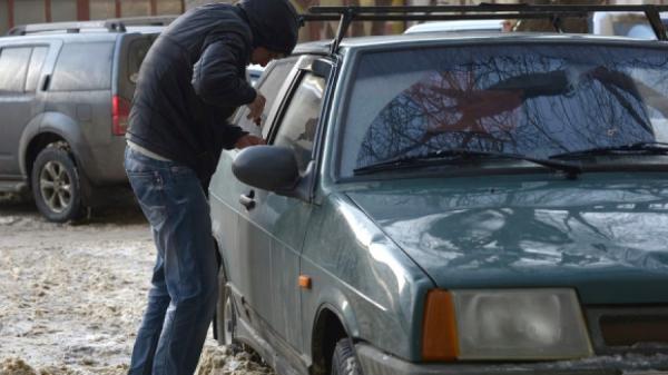 На Ставрополье двое парней угнали автомобиль и попали на нем в аварию